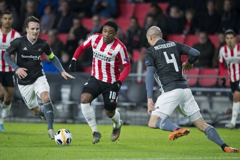 El PSV retuvo el liderato y el AZ naufragó