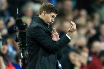 Gerrard quiere tener a sus órdenes al mediocentro Yves Bissouma. AFP