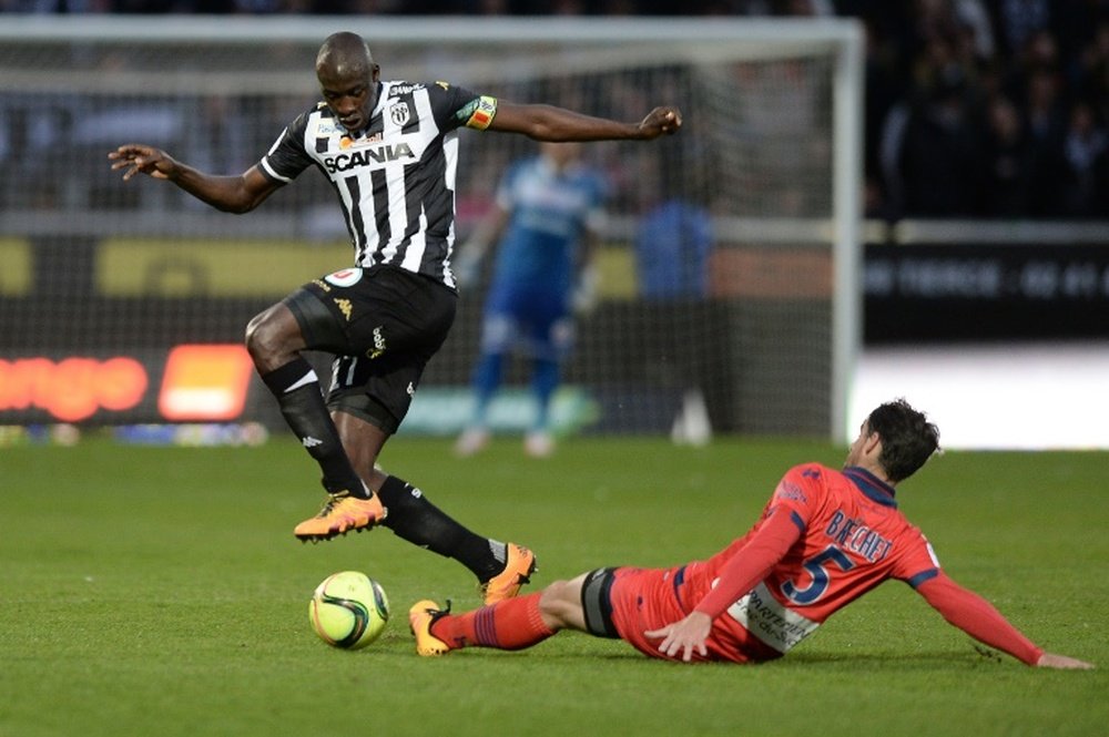 Le capitaine dAngers Cheikh Ndoye à la lutte avec Jérémie Bréchet du Gazélec Ajaccio au stade Jean-Bouin, le 9 avril 2016