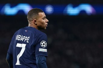 A ´RMC Sport´ assegura que Kylian Mbappé, atacante do Paris Saint-Germain, disse durante o seu jantarno Palácio do Eliseu, que ainda não assinou nada com o Real Madrid.