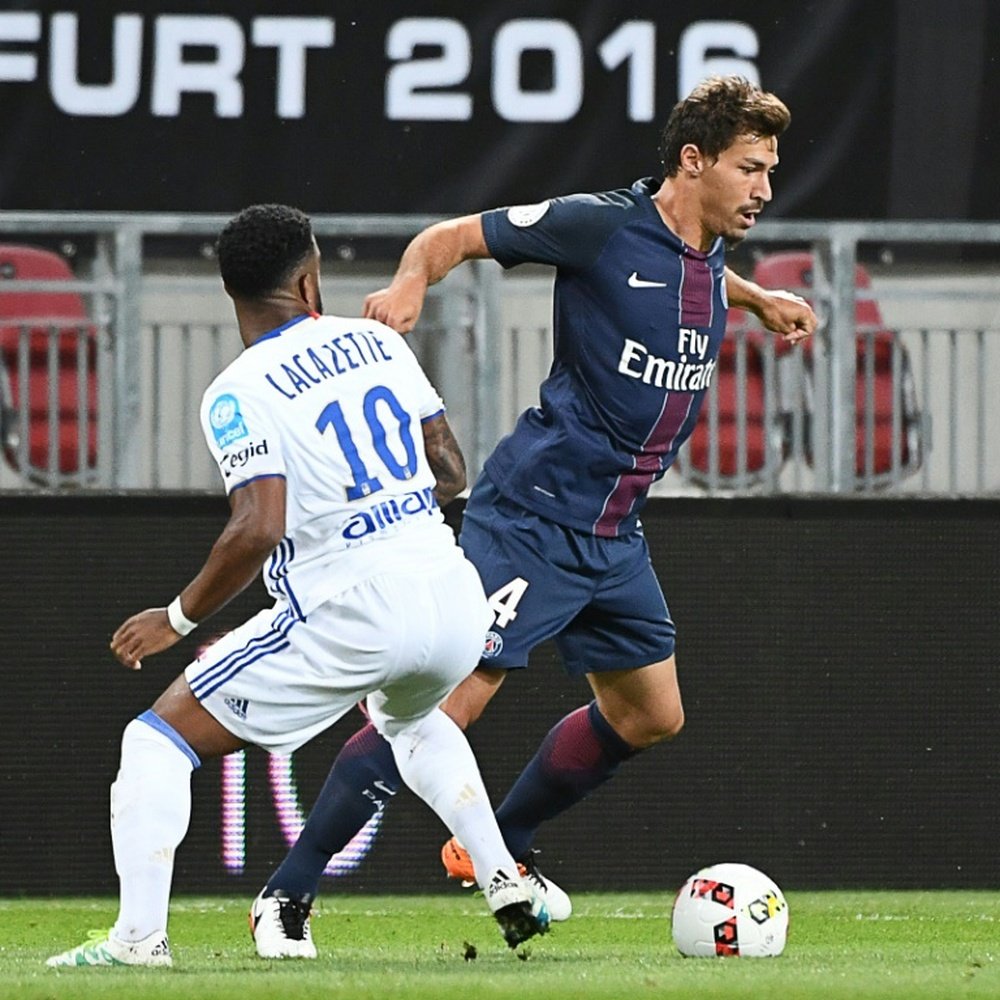 Benjamin Stambouli, avec le PSG, face au Lyonnais Alexandre Lacazette, le 6 août 2016. AFP