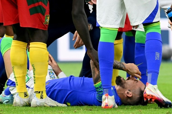Le défenseur brésilien Alex Telles blessé face au Cameroun lors du Mondial, le 2 décembre 2022 à Doha
