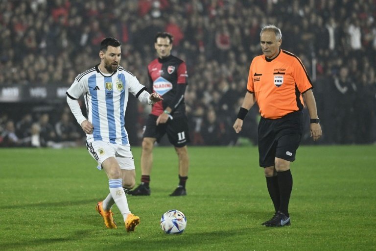 Star guest Messi scores first half hat trick as Newells bid farewell to Maxi Rodriguez