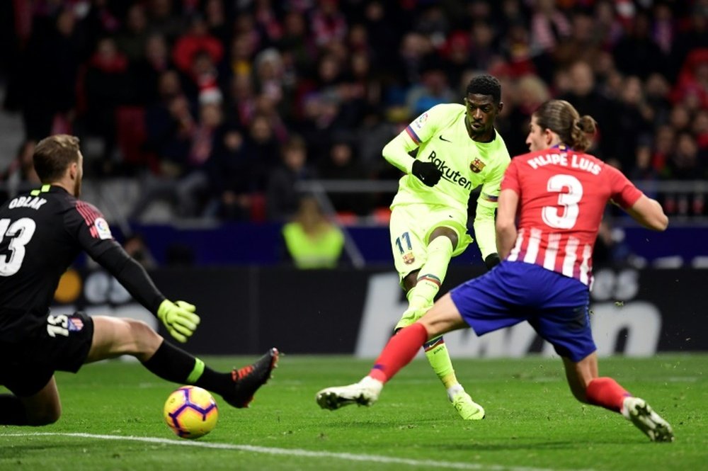 Dembélé salva al Barcelona en Madrid. AFP