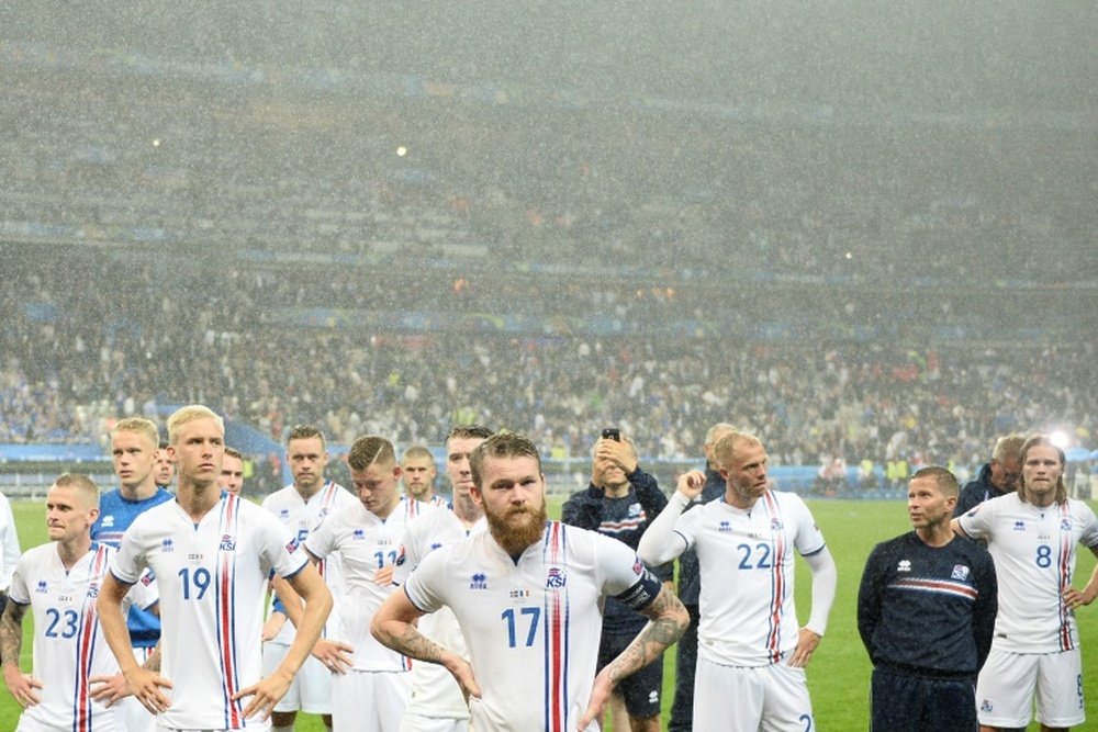 Les Islandais à l'issue de leur quart de finale de l'Euro perdu contre la France. AFP
