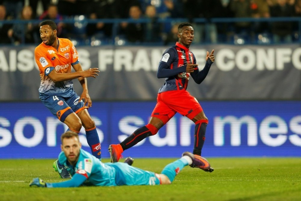 L'attaquant Yann Karamoh (d) ouvre le score pour Caen face à Metz. AFP