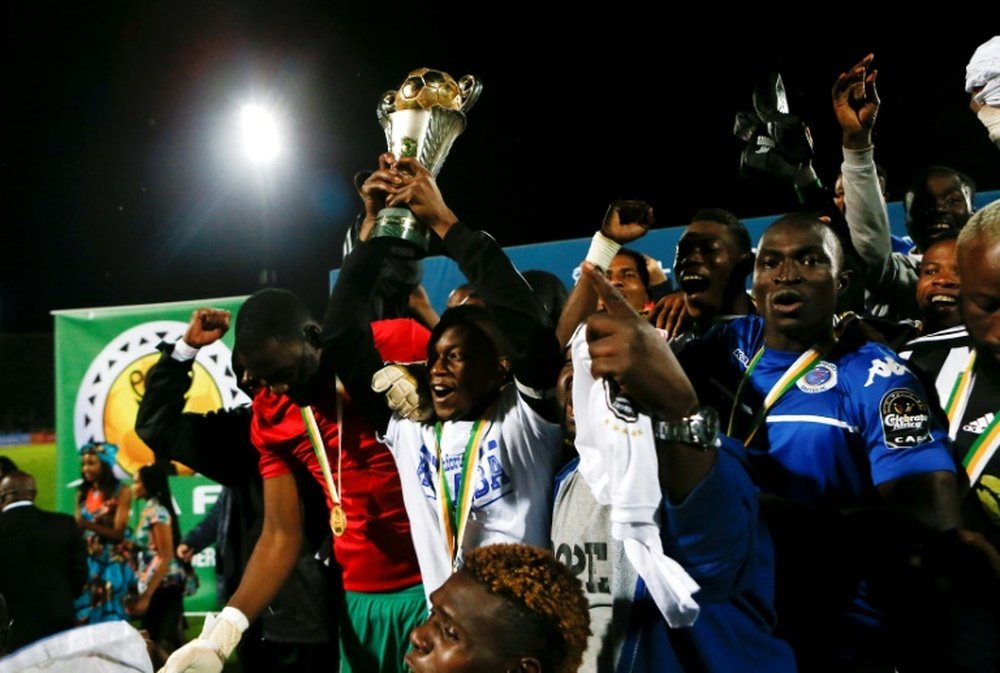 eºls joueurs de TP Mazembe avec le trophée de la Coupe de la Confédération CAF. AFP