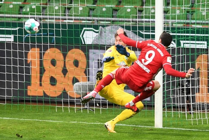 Lewandowski marca, Bayern vence e abre cinco pontos de vantagem