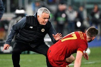 Mourinho quiere empujar a la Roma hacia la Europa League. AFP