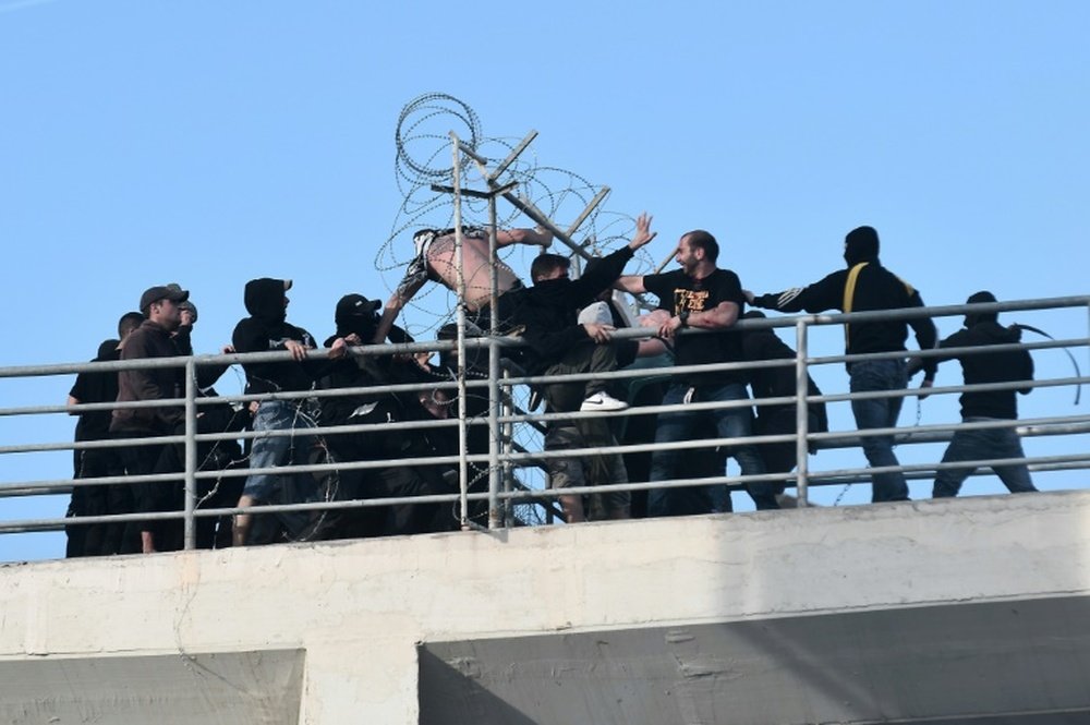 Affrontement entre supporters de supporters de l'AEK Athènes et du Paok Salonique. AFP