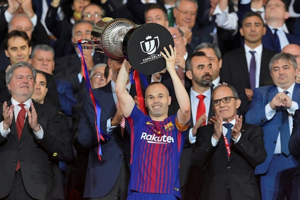 Iniesta a de nouveau soulevé un titre au ciel. AFP