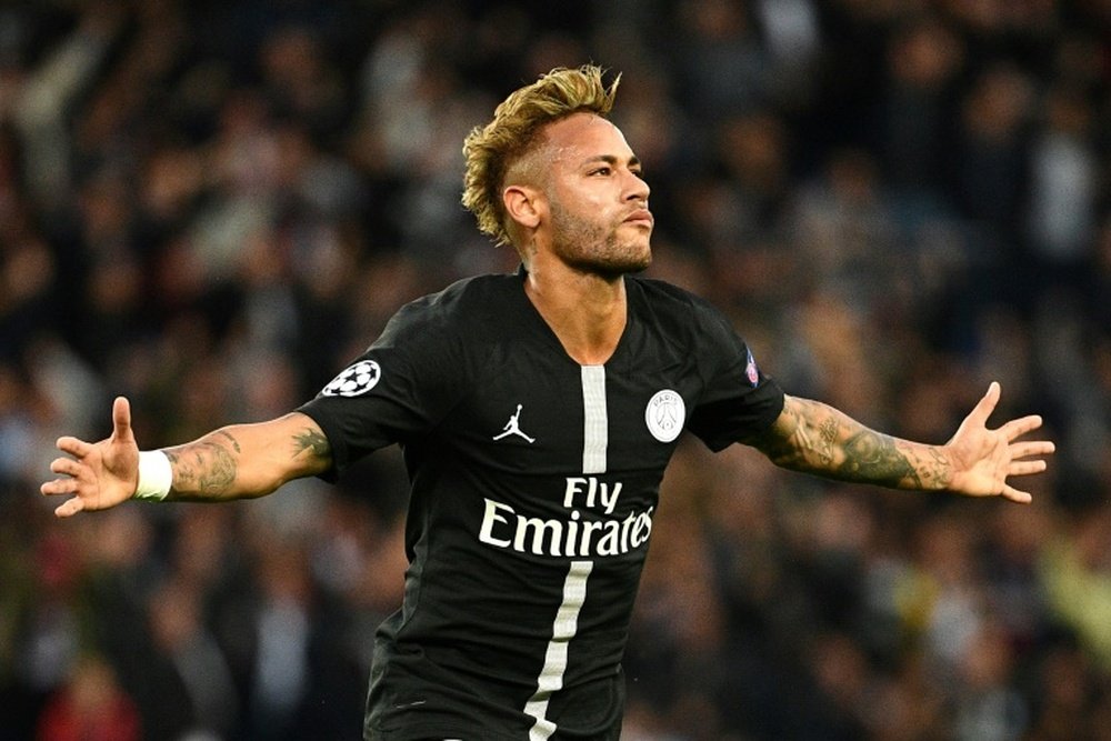 Neymar pasó a la historia por sus dos goles de falta. AFP