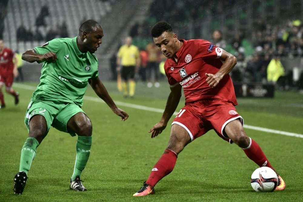 Le défenseur de Saint-Etienne Kévin Théophile-Catherine face à Karim Onisiwo. AFP