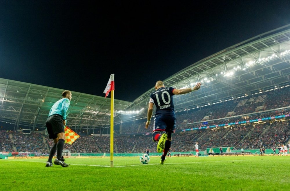 Le milieu de Munich Arjen Robben tire un corner face au RB Leipzig en Coupe d'Allemagne. AFP