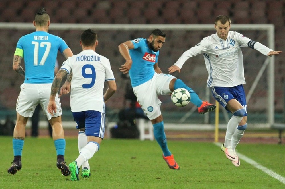 Le défenseur napolitain Faouzi Ghoulam dégage le ballon face au Dynamo Kiev. AFP