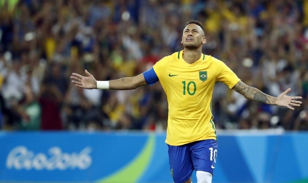 Lattaquant brésilien Neymar, auteur du tir au but décisif en finale olympique face lAllemagne le 20 août 2016 au Maracana à Rio
