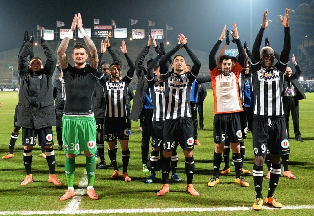 Les joueurs du SCO Angers heureux avec leurs supporteurs de la large victoire sur Lorient au stade Jean-Bouin, le 19 mars 2016