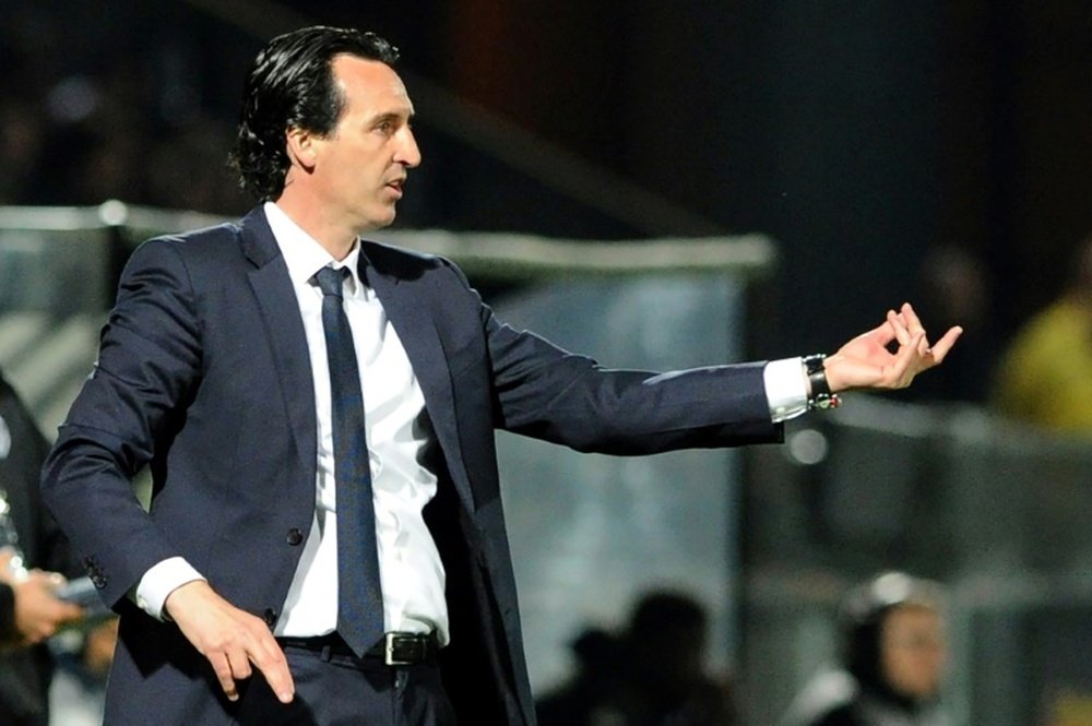 L'entraîneur du PSG Unai Emery donne des instructions lors du match face à Angers. AFP