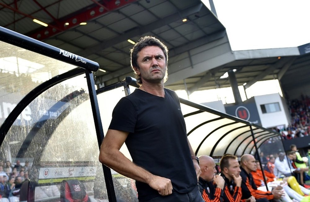 Sylvain Ripoll, alors entraîneur de Lorient, en déplacement à Guingamp, le 21 septembre 2016. AFP