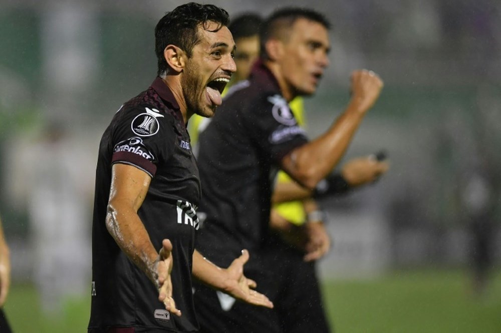 La joie du milieu de Lanus Lautaro Acosta après son but face aux Brésiliens de Chapecoense. AFP