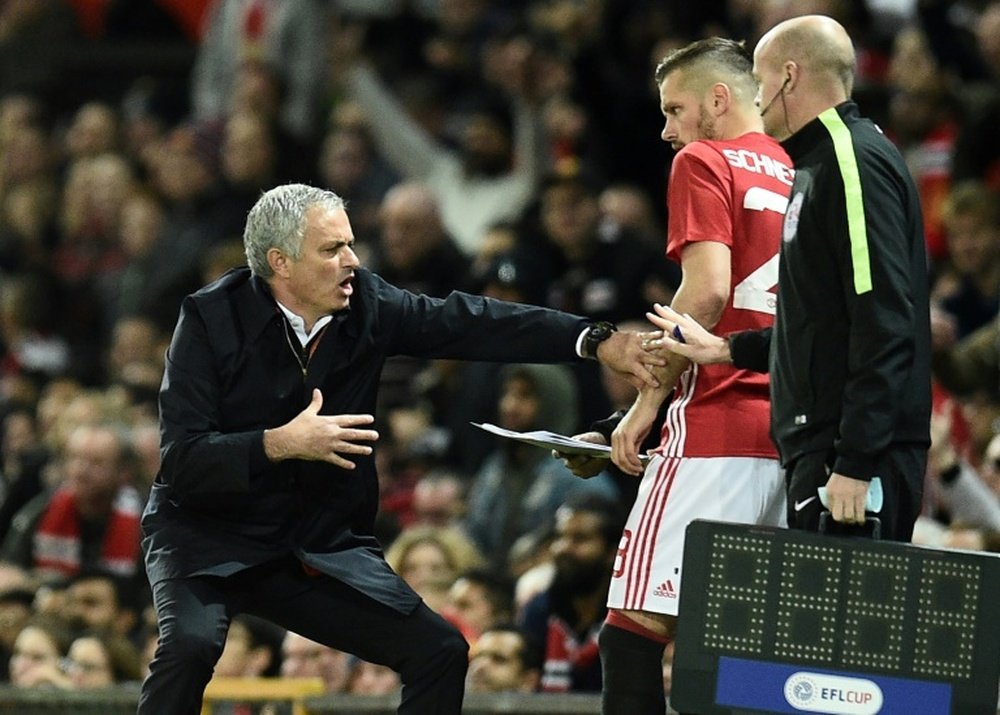 Le coach de Manchester United José Mourinho parle à Morgan Schneiderlin, en Coupe de la Ligue. AFP