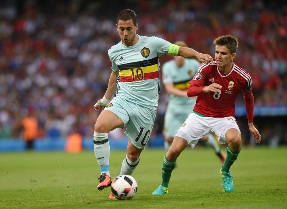 Le Hongrois Adam Nagy au marquage du capitaine de la Belgique Eden Hazard en 8e de finale de lEuro, le 26 juin 2016 à Toulouse