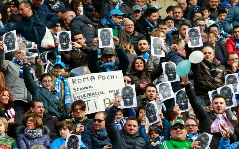 Soutien des supporteurs du Napoli au stade San Paolo, le 7 février 2016, à leur défenseur sénégalais Kalidou Koulibaly victime de racisme à Rome