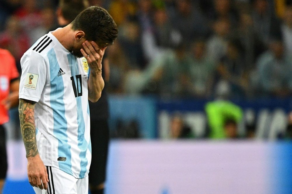 Emmanuel Petit criticó duramente a Messi. AFP
