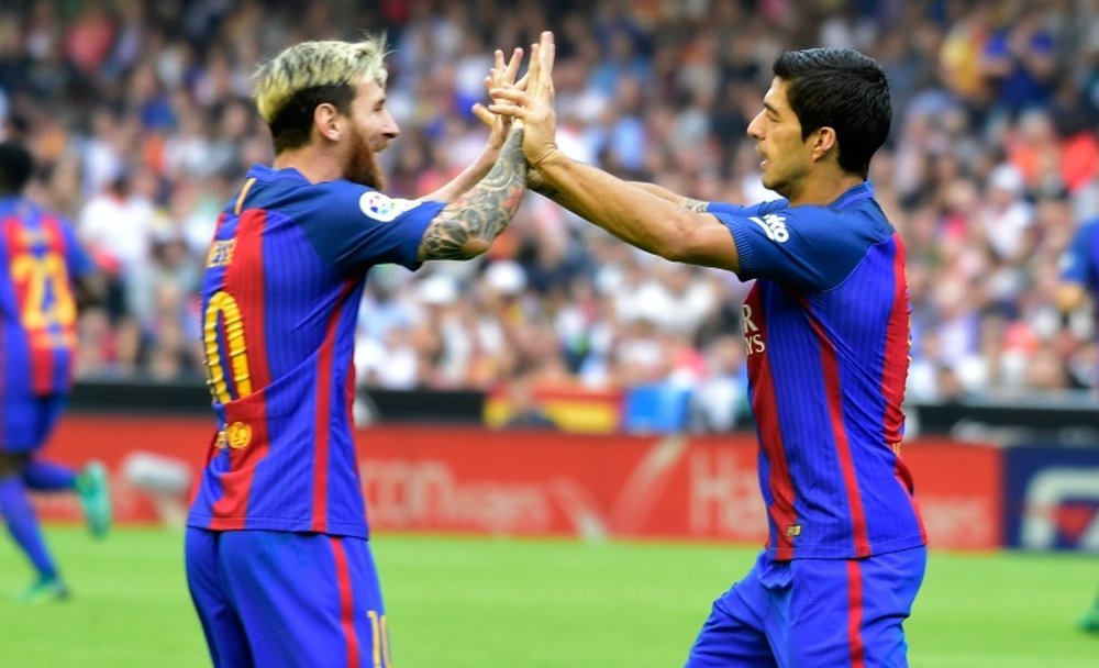 Lionel Messi et Luis Suárez célèbrent un but barcelonais face au Valence. AFP