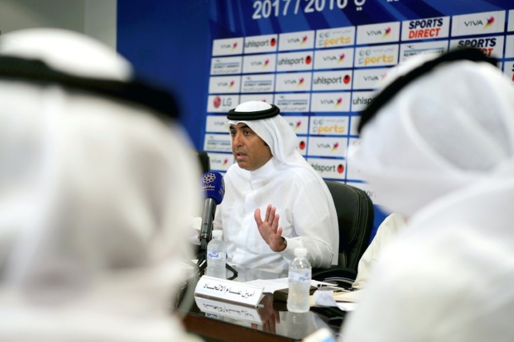 Le nouveua président de la Fédération koweïtienne de football Fawaz al-Hassawi en conférence de presse, le 28 août 2016 à Koweït CIty