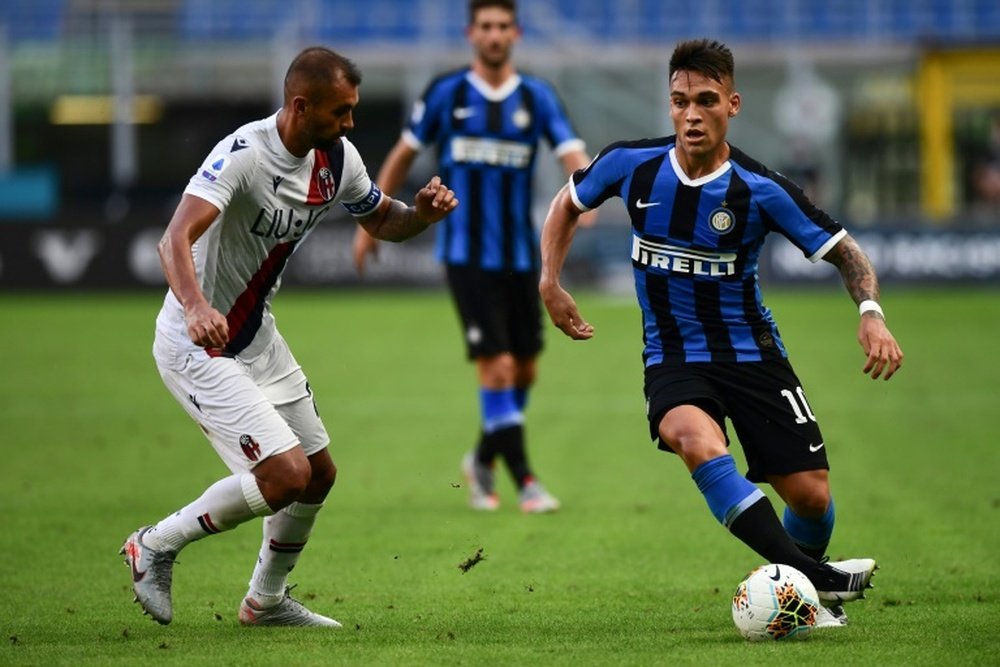 'Palos' de la afición del Inter a Lautaro tras fallar el penalti. AFP