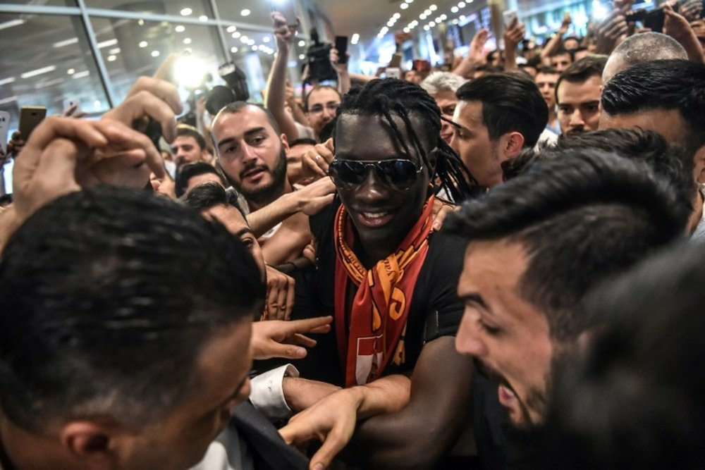 Lattaquant français Bafétimbi Gomis (c) accueilli par les supporters de Galatasaray à laéroport. AFP