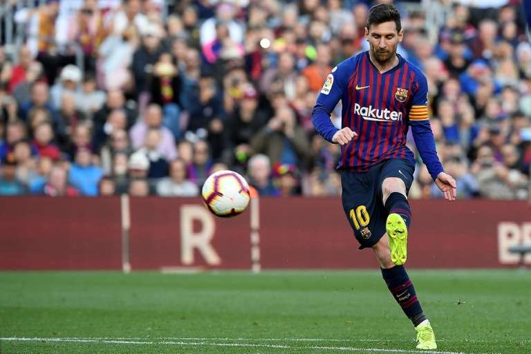 Messi marca de falta para o Barcelona. 