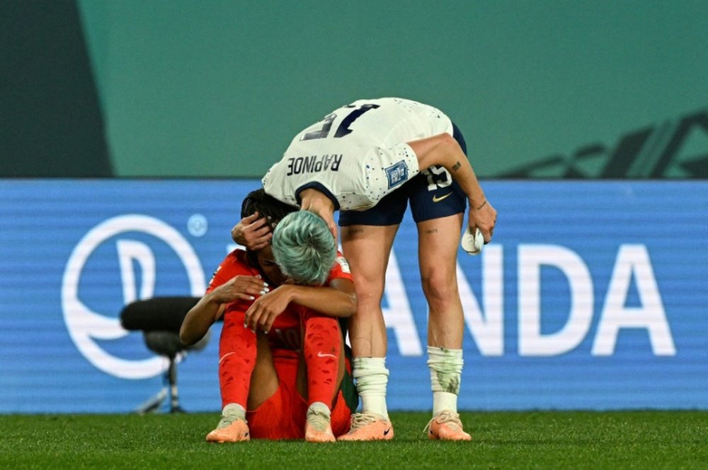 Rapinoe consoló a Jessica Silva tras la eliminación de Portugal. AFP