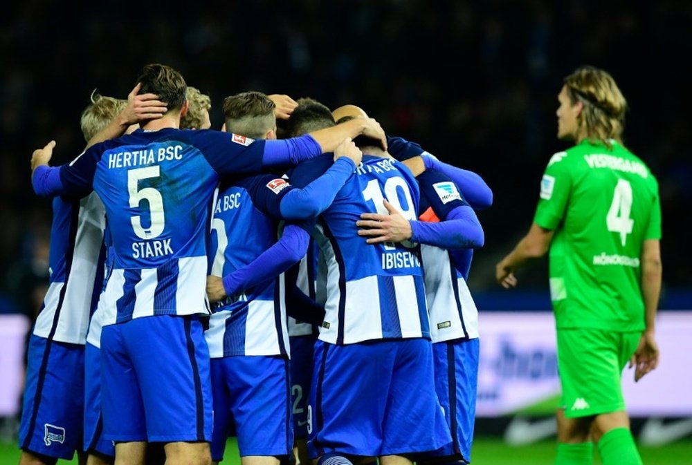 Les joueurs du Hertha se congratulent après un but contre Mönchengladbach, le 4 novembre 2016 à Berlin