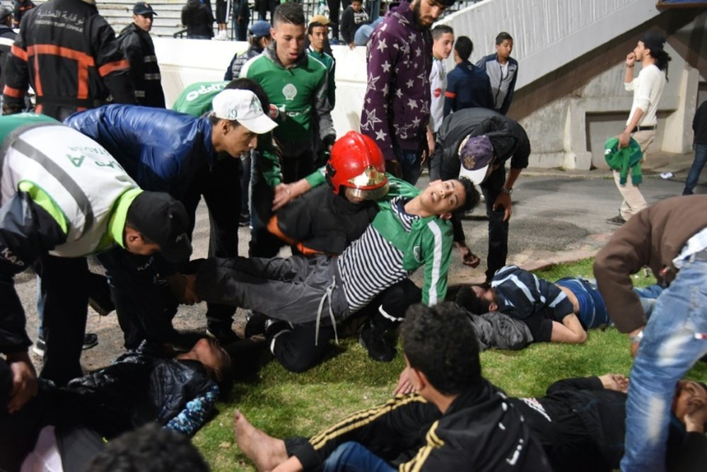 Des supporteurs du Raja Casablanca au sol après les heurts entre supporteurs du club, le 19 mars 2016 à Casablanca
