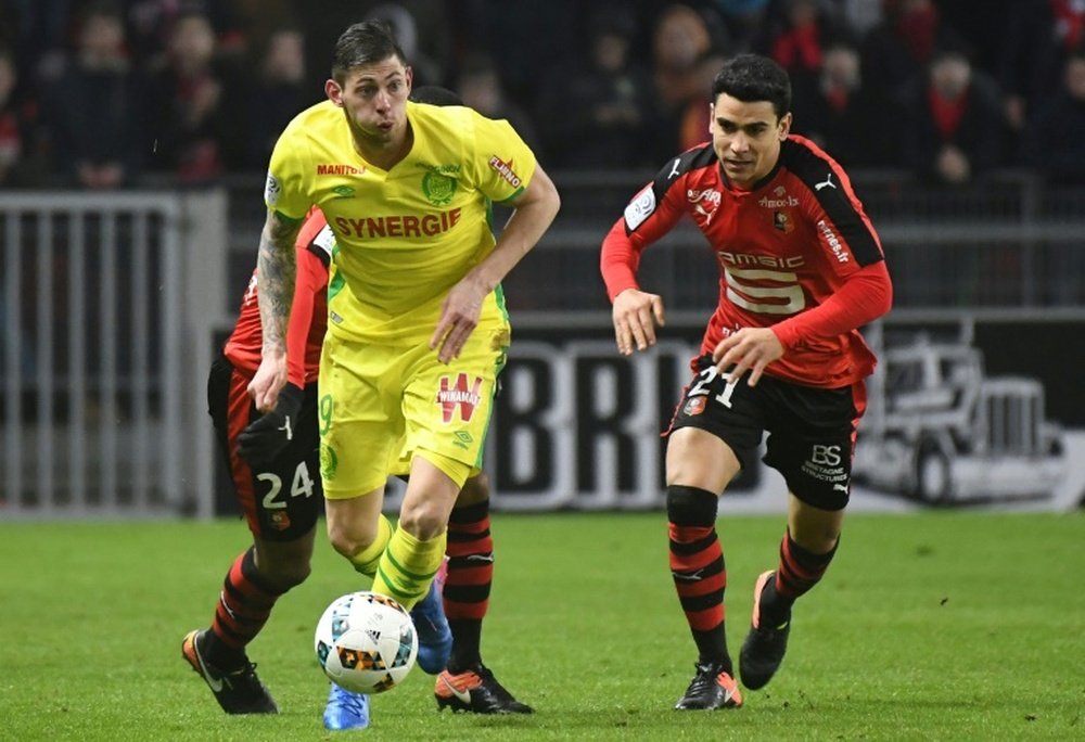 L'attaquant argentin de Nantes Sala, confronté au Rennais André, lors dun match de Ligue 1. AFP
