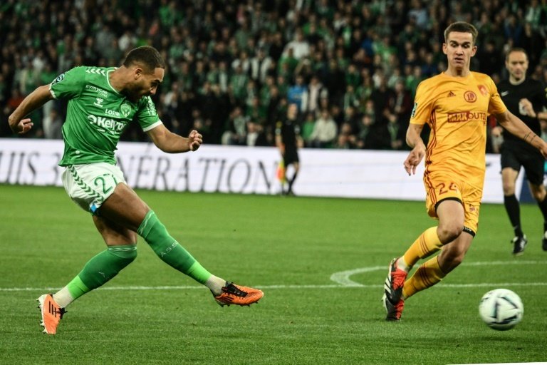 El Saint-Étienne avanza y se cita con el Metz en la final. AFP