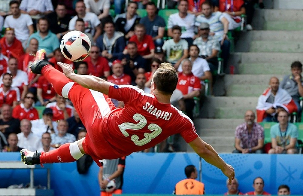 Le milieu suisse Xherdan Shaqiri inscrit un but acrobatique face à la Pologne à l'Euro. AFP