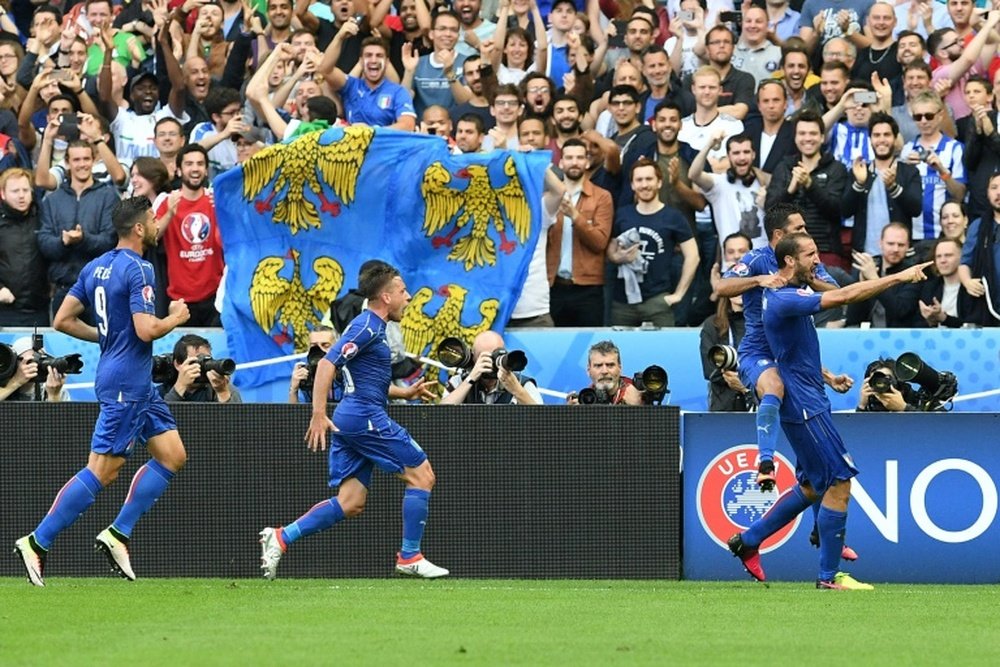 Chiellini celebra el 1-0 de Italia ante España en Saint Denis. AFP