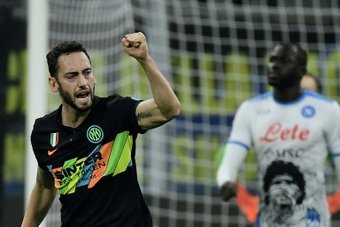Llamada del United al Inter por Çalhanoglu. AFP