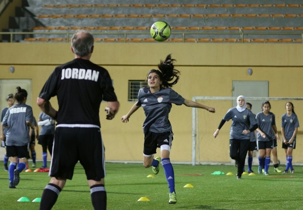 L'équipe féminine des - de 17 ans jordaniennes s'entraîne à Amman, le 22 juin 2016. AFP
