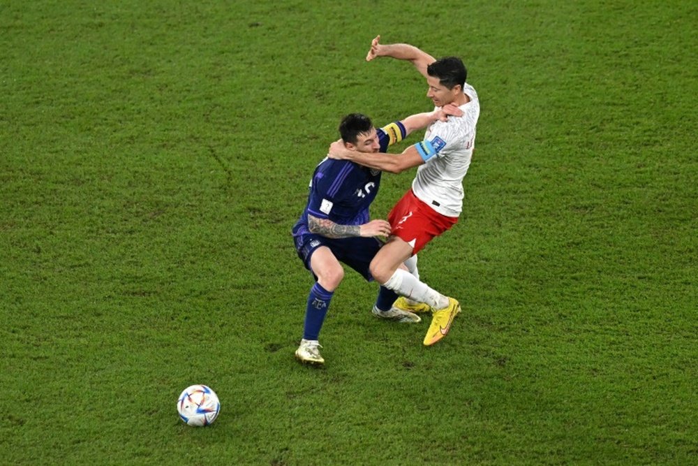 Leo Messi wanted to settle the controversy with Robert Lewandowski. AFP