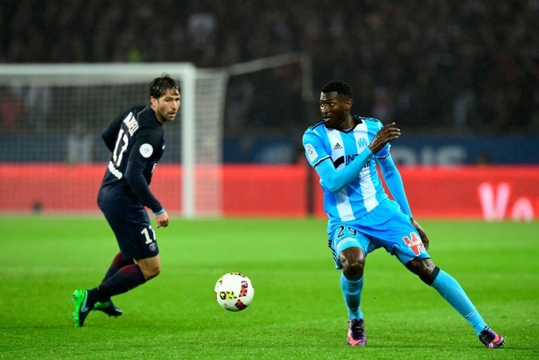 Le défenseur de l'OM Rod Fani à la lutte avec celui du PSG Maxwell au Parc des Princes. AFP