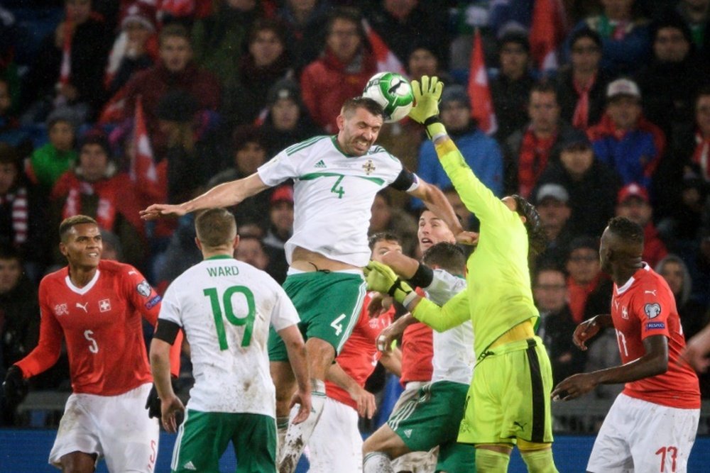L'Irlande du Nord de Gareth McAuley contre la Suisse du gardien Yann Sommer. AFP