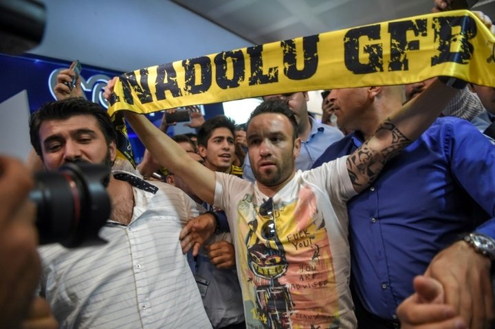 OFICAL: Valbuena apresentado pelo Fenerbahçe