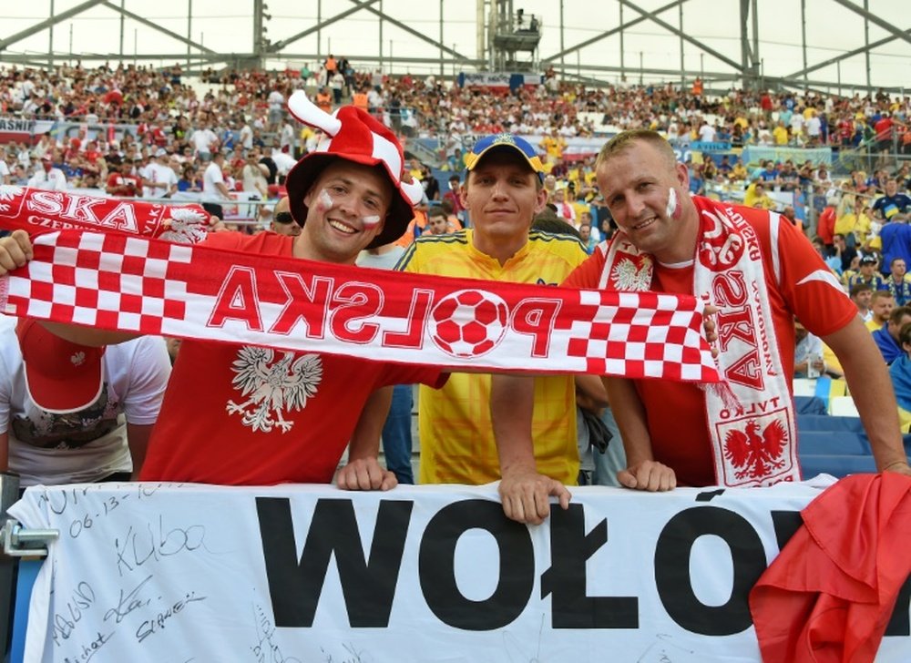 Des supporteurs polonais et ukrainien, le 21 juin 2016 au Vélodrome de Marseille. AFP