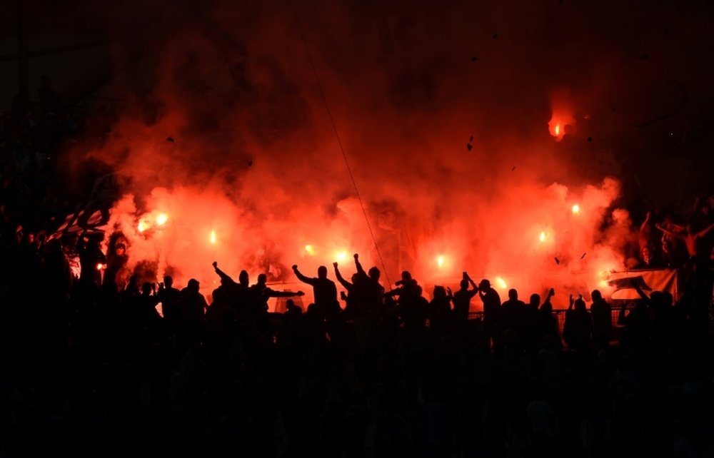 Des supporters de Marseille allument des fumigènes lors du match face à Saint-Etienne. AFP