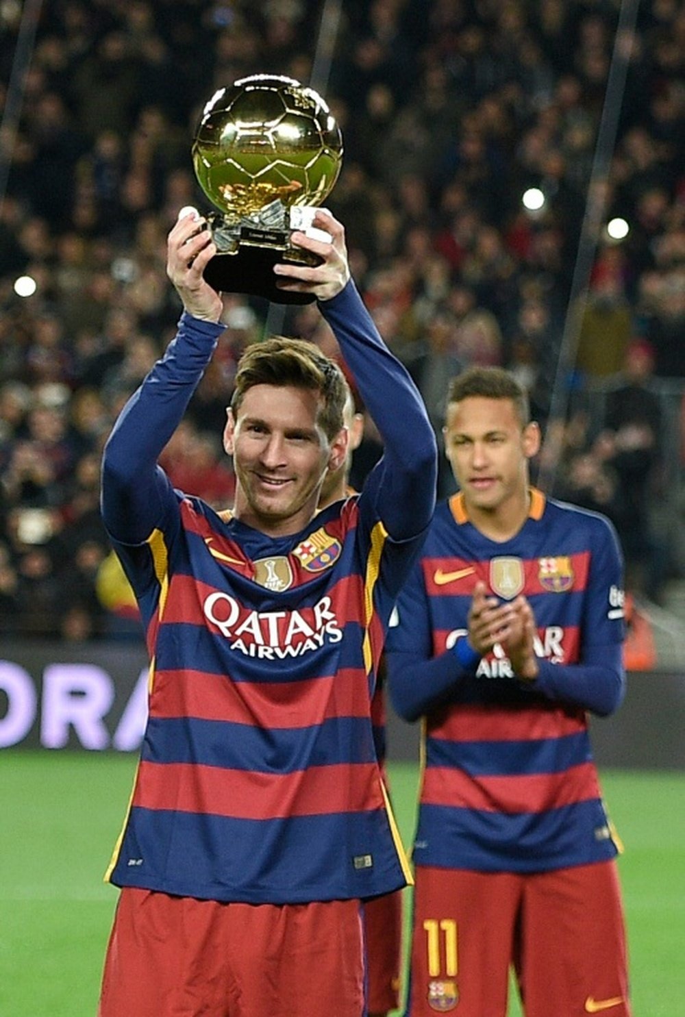 Lionel Messi avec son 5e Ballon d'Or, le 17 janvier 2016 au Camp Nou. AFP