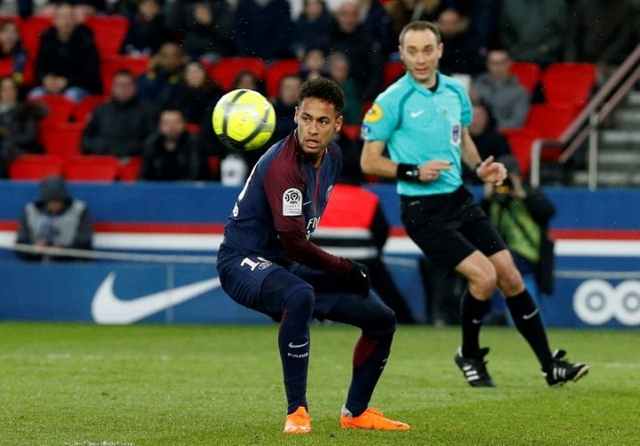 Neymar recupera de gastroenterite e entra na lista para o Olympique Marseille